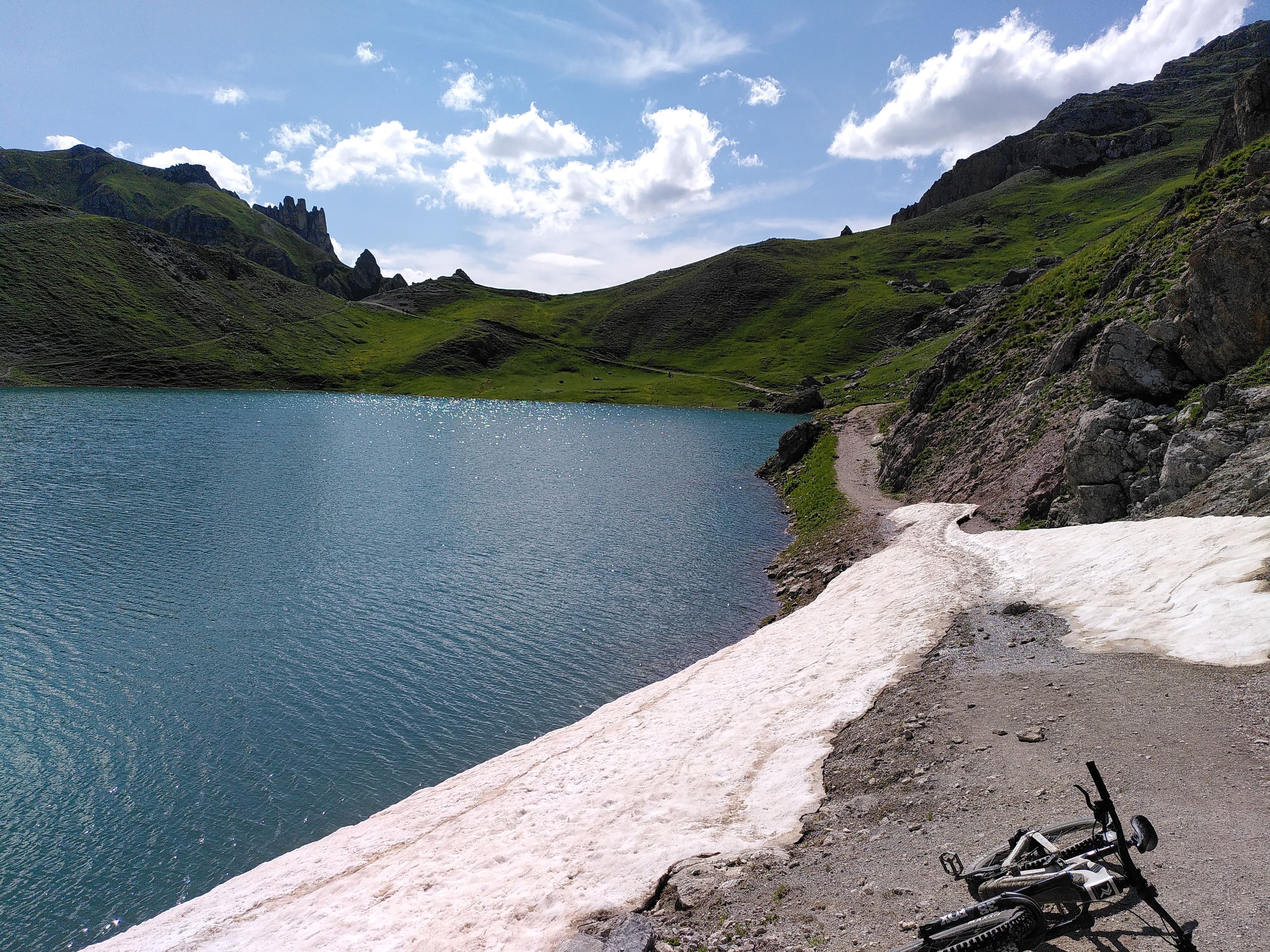 Vélo au bord d'un lac d'altitude