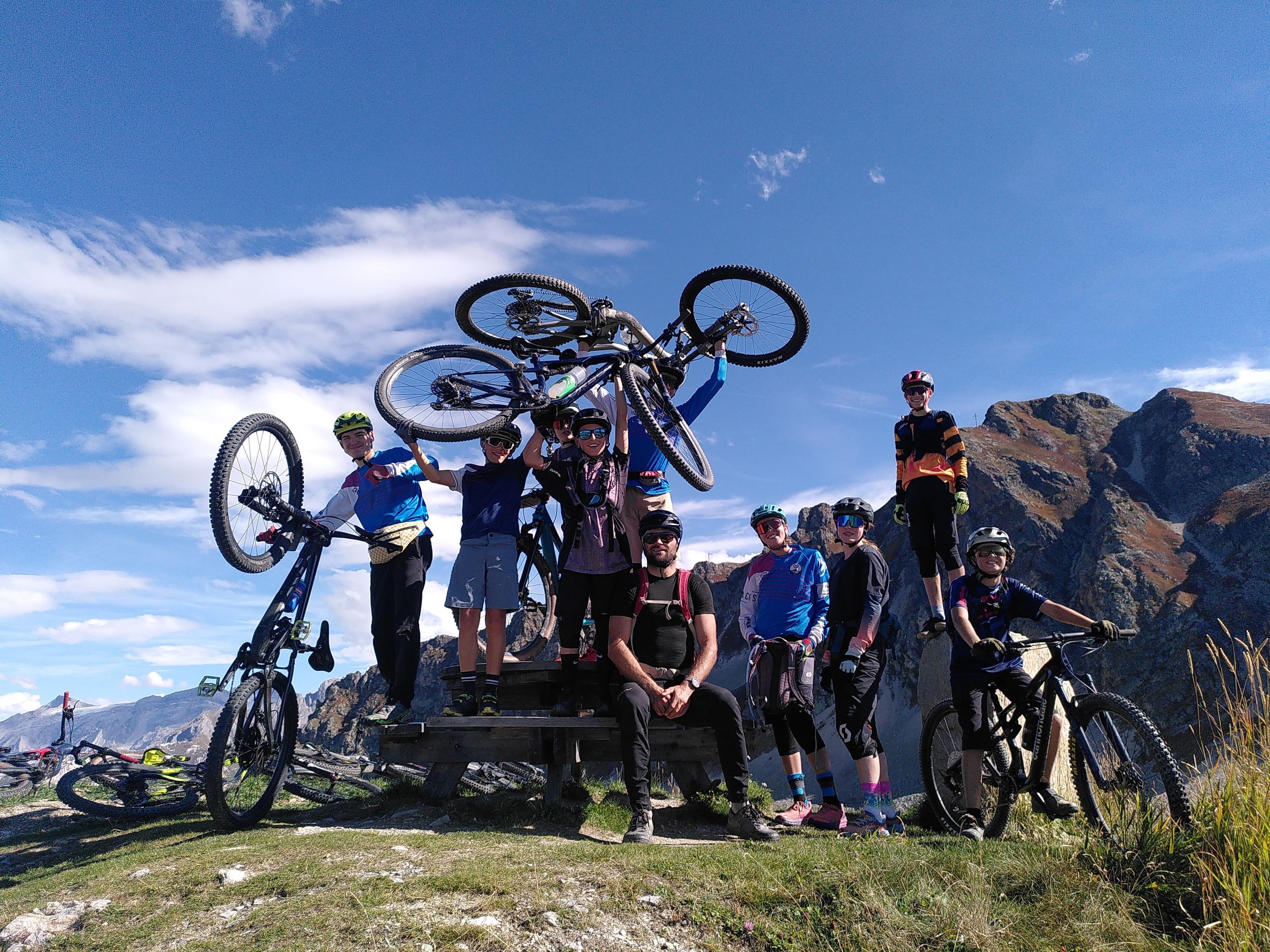 Groupe en raid VTTAE