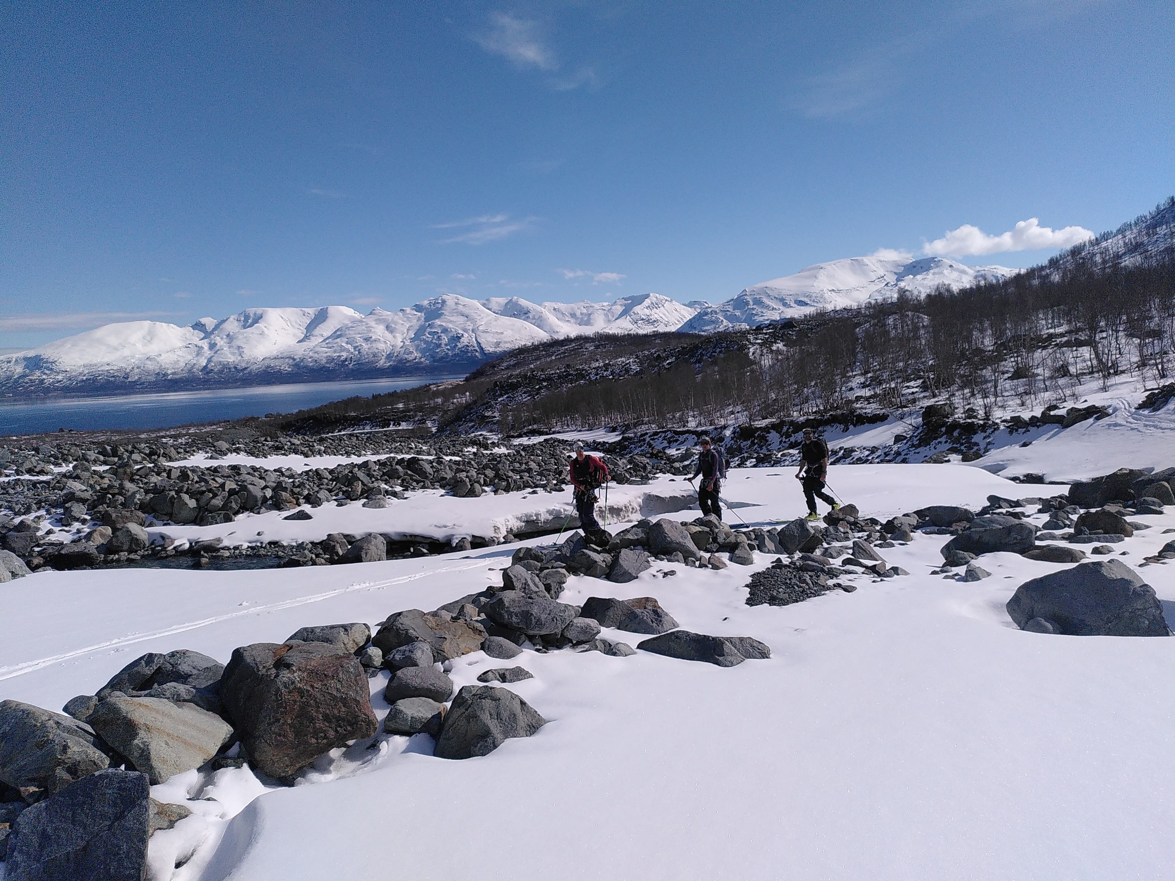 Voyage à ski sur un plateau enneigé